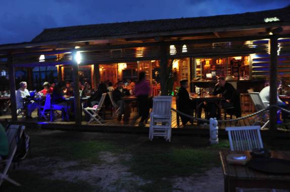 Restaurante movimentado em Hanga Roa, em Rapa Nui (ou Ilha de Páscoa), ilha chilena no meio do Oceano Pacífico
